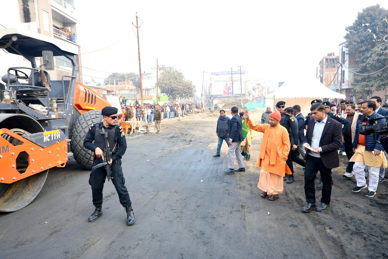 गोड़धोइया नाले का निरीक्षण करते सीएम योगी आदित्यनाथ।