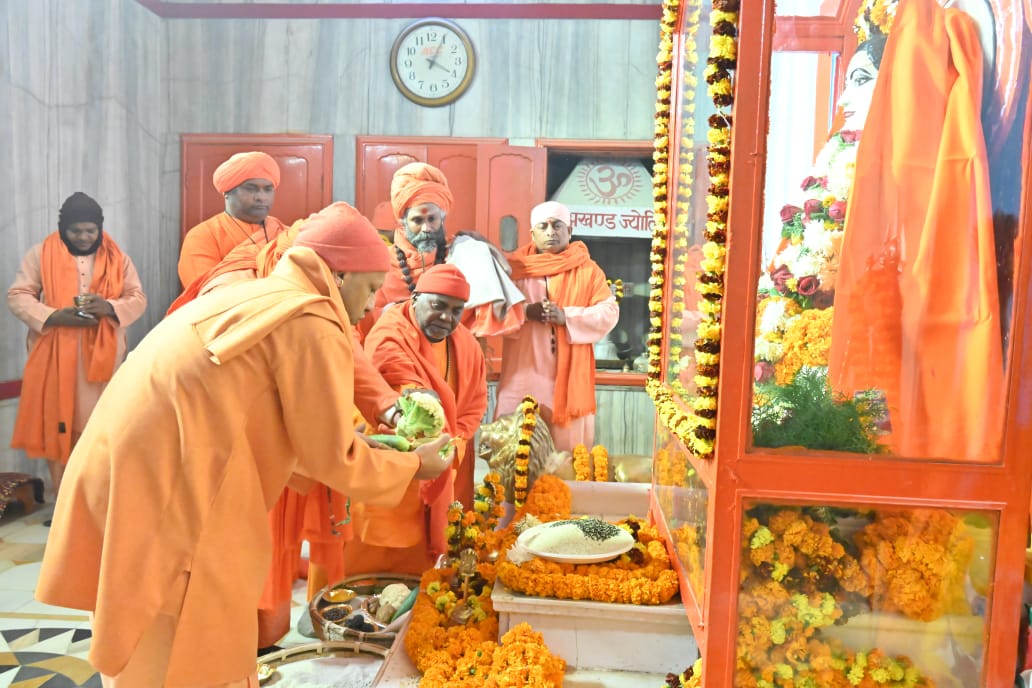 मकर संक्रांति की प्रदेशवासियों को दी बधाई, लाखों की संख्या में खिचड़ी चढ़ाने पहुंचे श्रद्धालु