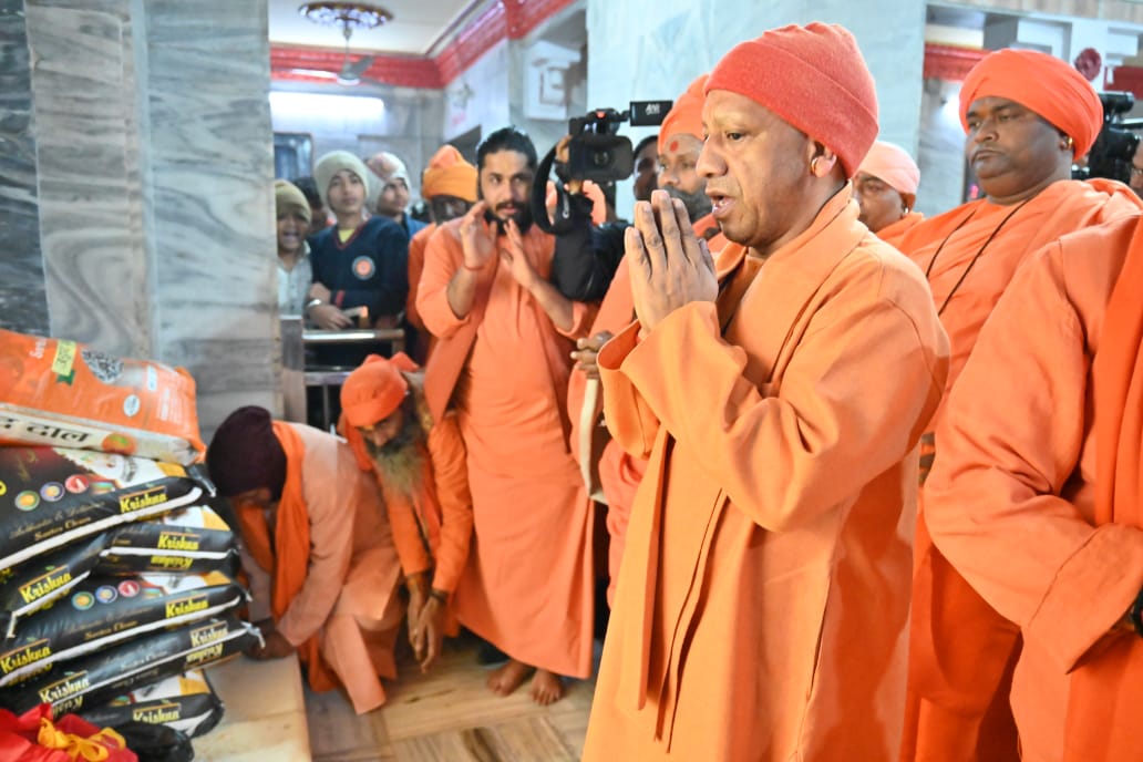 मकर संक्रांति की प्रदेशवासियों को दी बधाई, लाखों की संख्या में खिचड़ी चढ़ाने पहुंचे श्रद्धालु