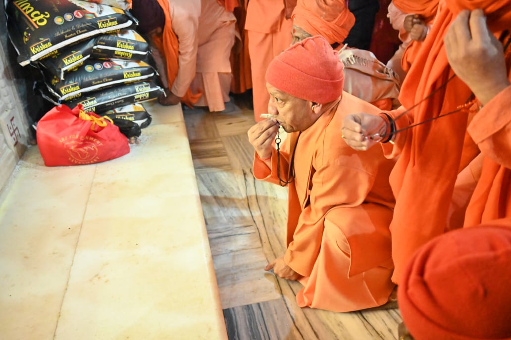 मकर संक्रांति की प्रदेशवासियों को दी बधाई, लाखों की संख्या में खिचड़ी चढ़ाने पहुंचे श्रद्धालु