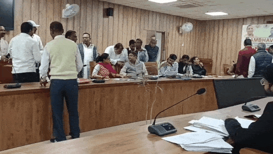 जोन एक के लोग जलजमाव से परेशान, बेटे के आधार में गड़बड़ी से निराश पेरेंट्स हुए भावुक
