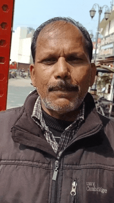 इंट्री प्वाइंट पर खड़ी रहती हैं नेताजी के सर्मथकों की गाड़ियां, दुकानों तक नहीं पहुंच रहे कस्टमर