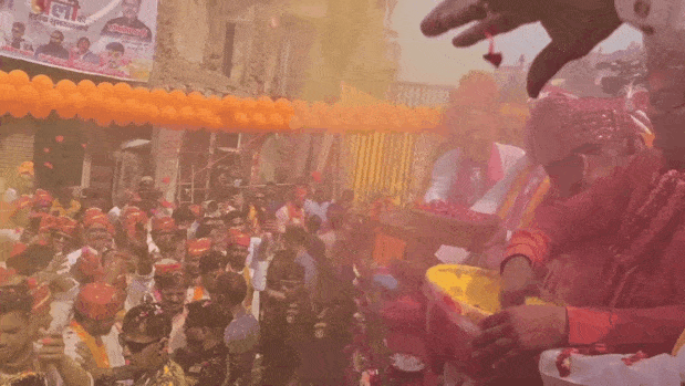 घंटाघर से निकलने वाली भगवान नृसिंह की रंगभरी शोभायात्रा में शामिल हुए मुख्यमंत्री, जमकर खेले होली
