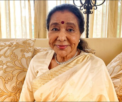 मुंबई में राजकीय सम्मान के साथ दी गई अंतिम विदाई, गूंजती रहेगी उनकी 'जादुई आवाज़'