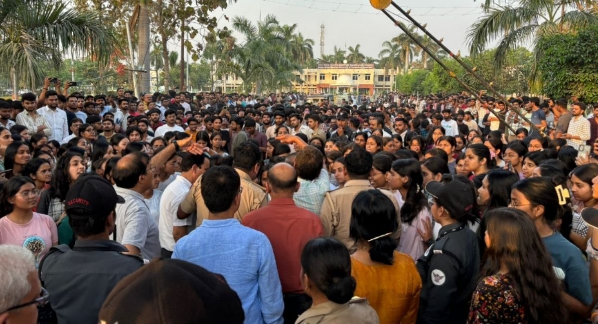  जांच के लिए गठित समिति में डीडीयू की दो महिला प्रोफेसर शामिल, छात्रों की मांग- दोषियों पर हो सख्त कार्रवाई