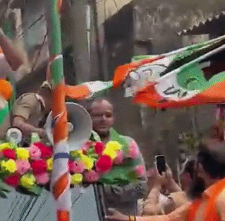 रैली में घुसे टीएमसी कार्यकर्ताओं ने किया बवाल, गोरखपुर सांसद बोले कोई मार-पीट न करे