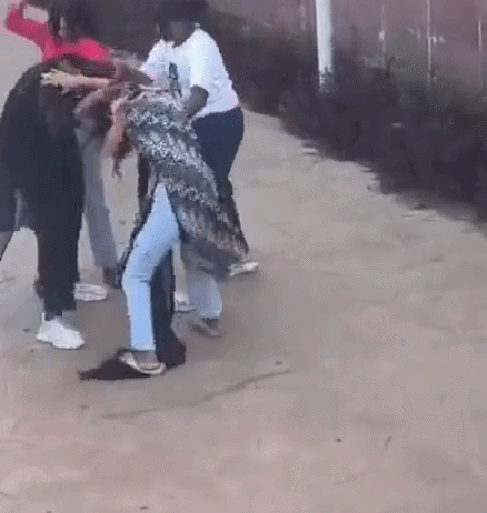 बाल खींचकर मारपीट, सोशल मीडिया पर तेजी से वायरल हुआ वीडियो