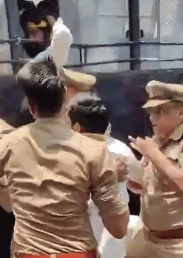पुलिस ने घसीटकर हिरासत में लिया, पगड़ी अपमान का आरोप