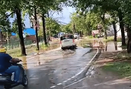 सड़कों पर जलभराव, राहगीरों को आवागमन में हो रही परेशानी