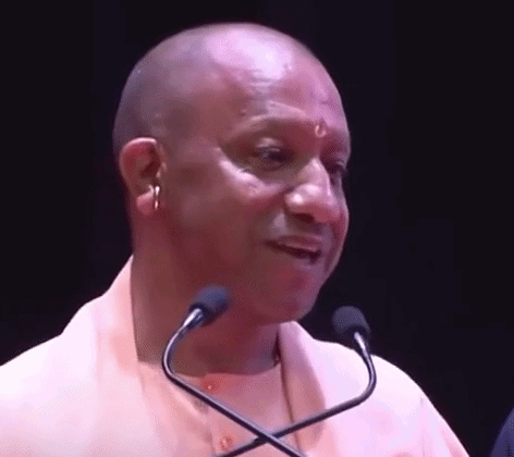 शिक्षामित्रों को सम्मान, 18 हजार वेतन के चेक बांटे, रवि किशन पर लिया हल्का-फुल्का मजाक
