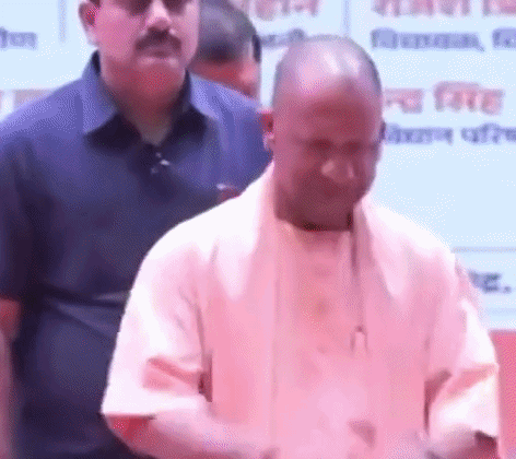 शिक्षामित्रों को सम्मान, 18 हजार वेतन के चेक बांटे, रवि किशन पर लिया हल्का-फुल्का मजाक