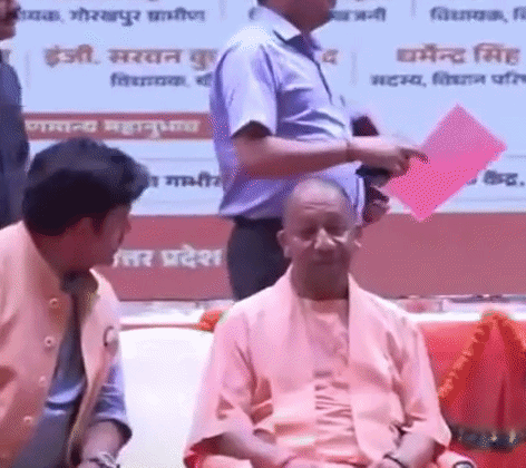 शिक्षामित्रों को सम्मान, 18 हजार वेतन के चेक बांटे, रवि किशन पर लिया हल्का-फुल्का मजाक