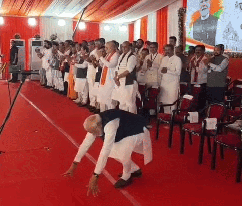  शपथ लेते ही बंगाल में बने भाजपा के पहले सीएम, पांच मिनिस्टरों ने ली मंत्री पद की शपथ 