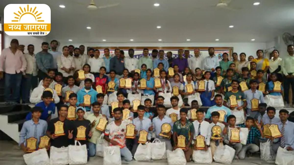 प्रतियोगिता में शानदार प्रदर्शन करने पर मेधावी खिलाड़ियों को सम्मानित किया गया।