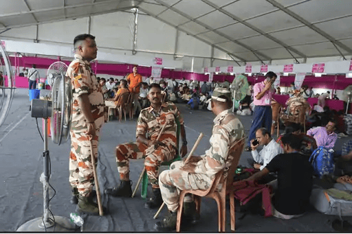 कड़ी सुरक्षा के बीच वोटिंग जारी, ईवीएम गड़बड़ी के आरोपों के बाद चुनाव आयोग सख्त