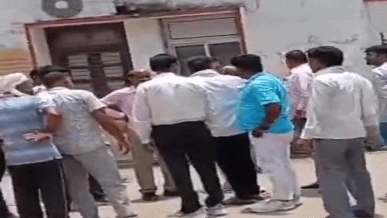  25 हजार लेते सफाई कर्मचारी अरेस्ट, कुछ लोगों ने किया विरोध