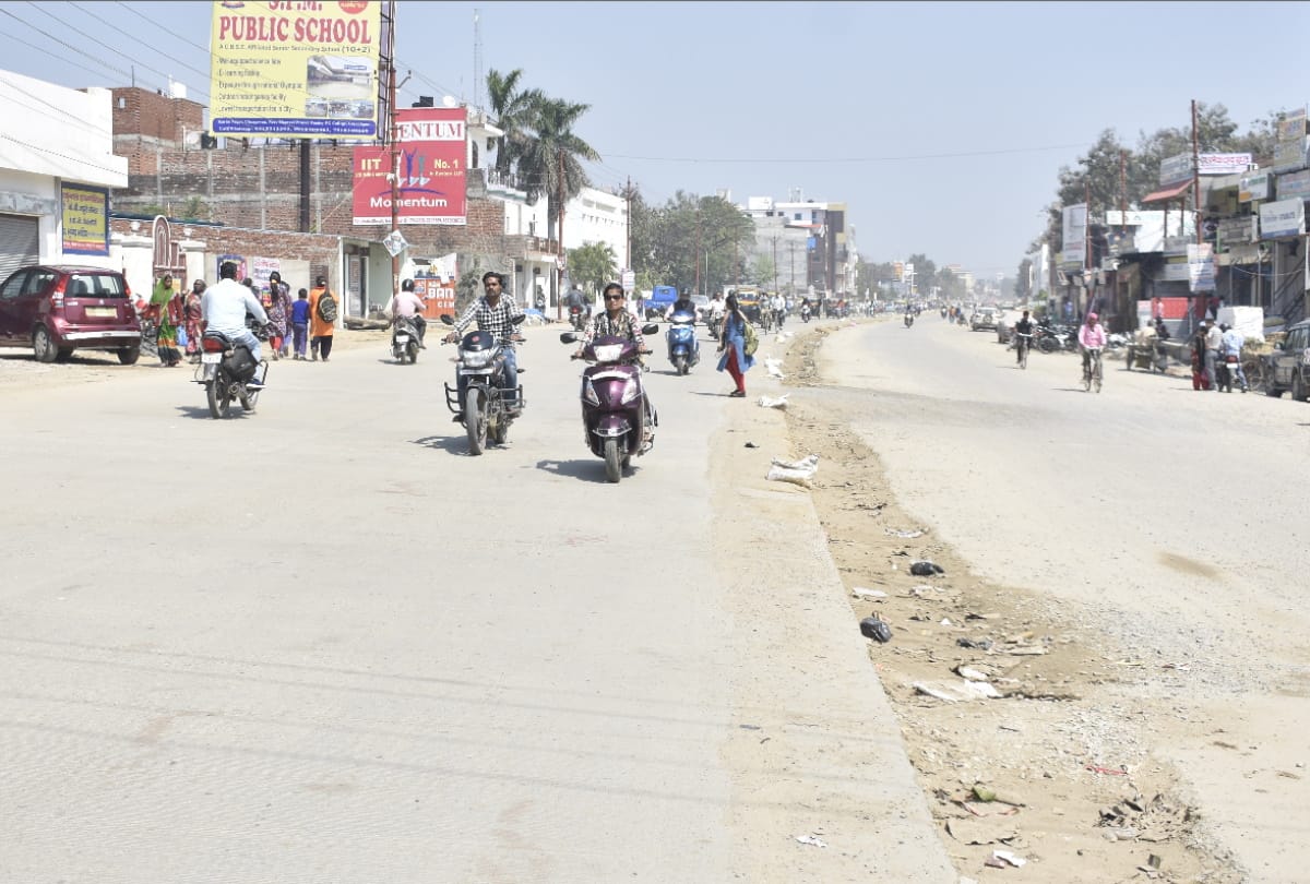 गोरखपुर की गर्मी ऐसी कि झुलस जाए आम आदमी, चौड़ी सड़कों के किनारे खोजे नहीं मिलते शेड और वाटर कूलर