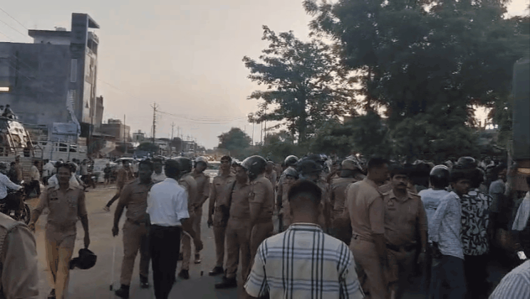 हादसे में दो युवकों की दर्दनाक मौत, परिजनों ने सड़क पर शव रखकर प्रदर्शन किया