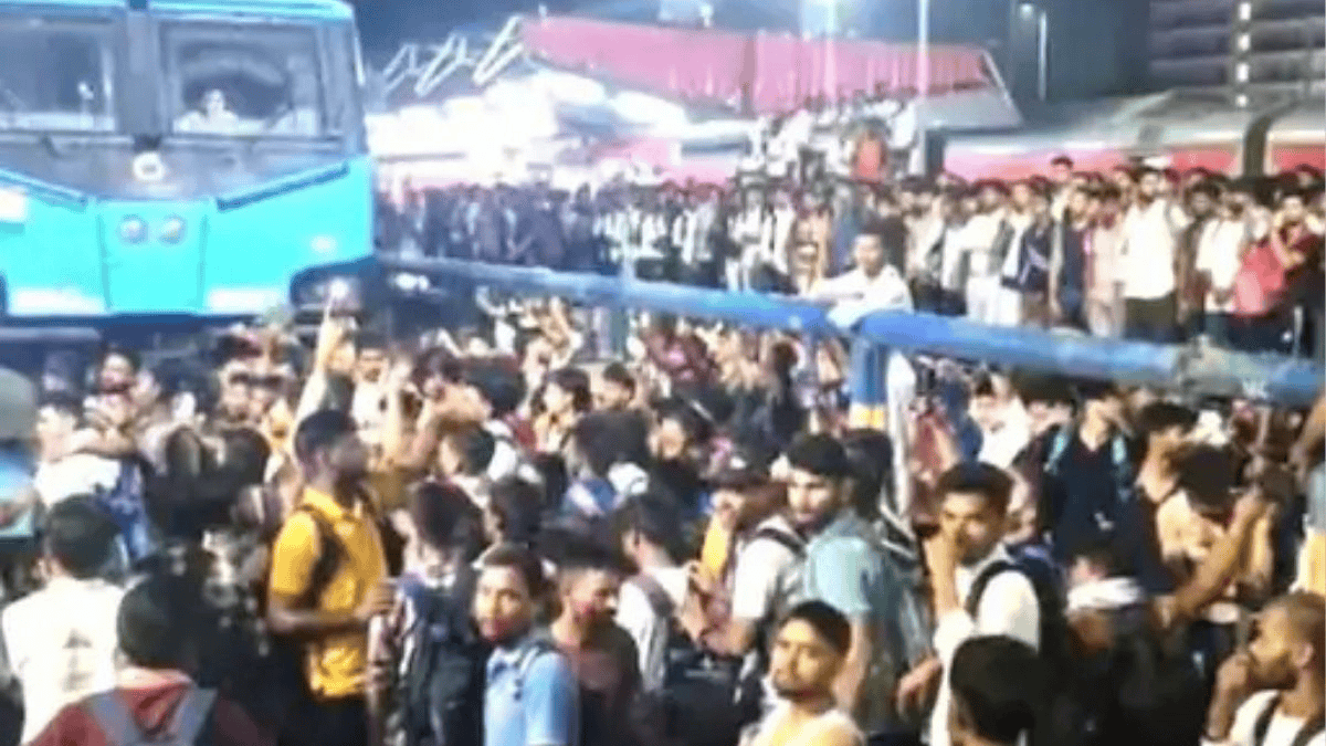 परीक्षार्थियों ने ट्रेनों में की तोड़फोड़, पथराव में रेलवे आईजी घायल
