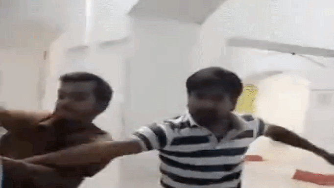 हमले में टूटा हाथ, जीआरपी जवान भी घायल
