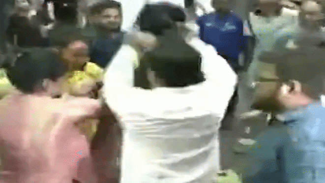 भाजपा-टीएमसी कार्यकर्ताओं में झड़प, टीएमसी के तीन बैंक खाते भी ब्लॉक