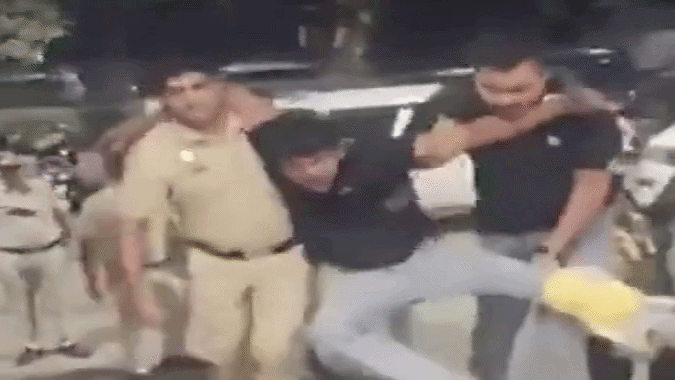सीन रीक्रिएशन के दौरान भागने का प्रयास, गोली लगने से घायल