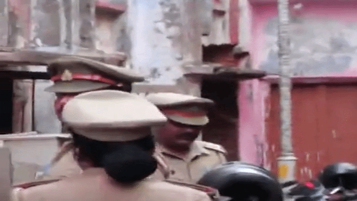 8 आरोपियों के घरों पर पुलिस की दबिश, कई मकानों में मिले ताले 