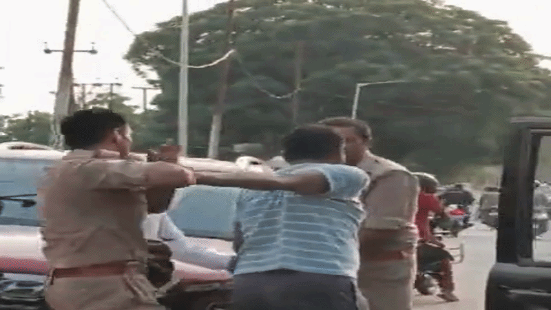 जबरन गाड़ी में बैठाने की कोशिश,  पुलिस बोली- अभद्रता पर किया बल प्रयोग