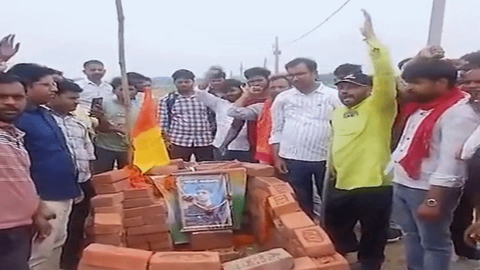 हाईकोर्ट जाने की दी सलाह, तेरहवीं में आज जुटेंगे हजारों लोग
