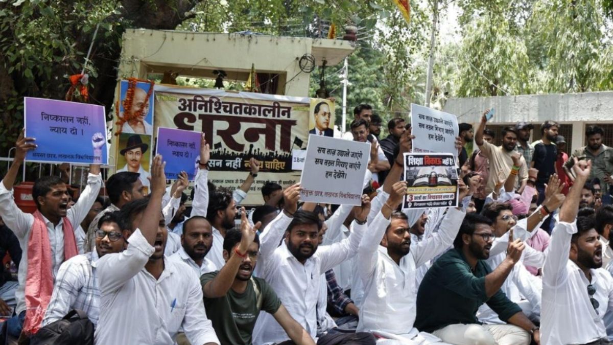 फीस वृद्धि-निष्कासन वापसी की मांग, न्याय मिलने तक धरना जारी रखने का ऐलान