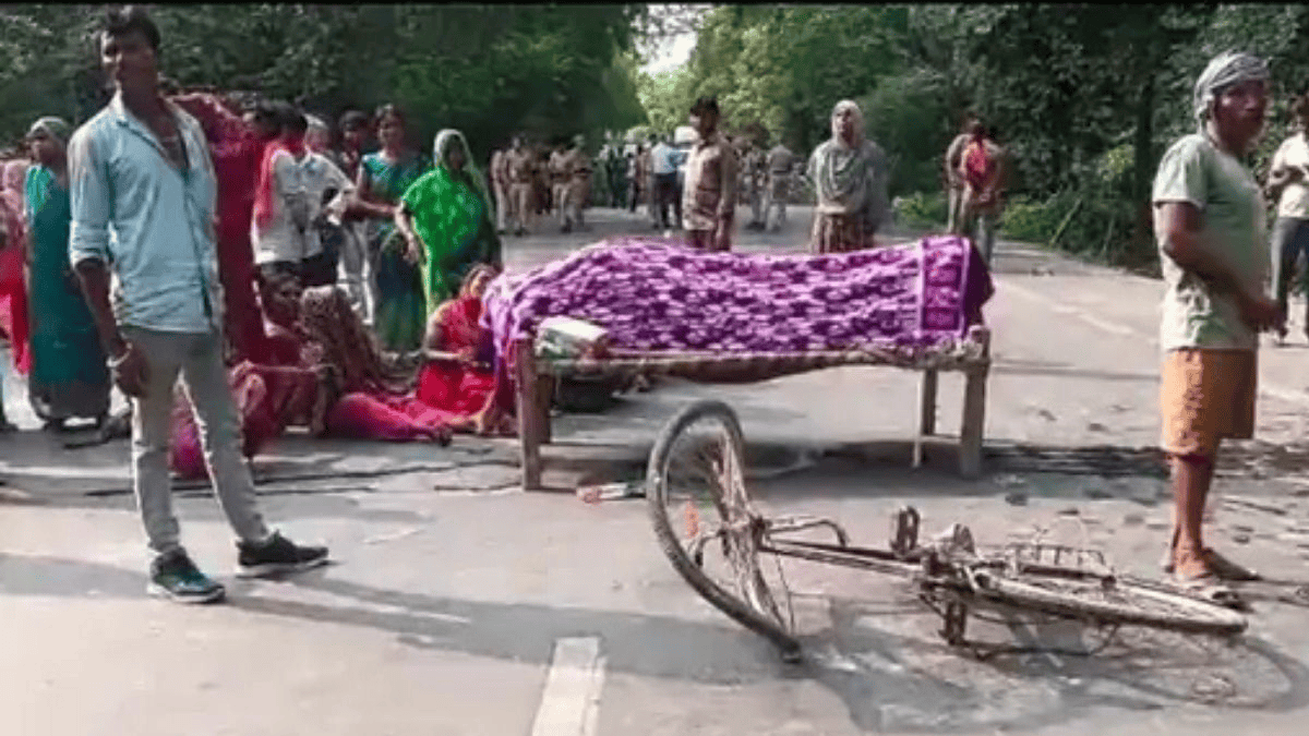 पथराव में कई पुलिसकर्मी घायल, बॉडी रख चार घंटे तक किया सड़क जाम