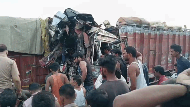 हादसे में दो चालकों की मौत, बाहर सो रहे परिवार पर गिरीं लकड़ियां