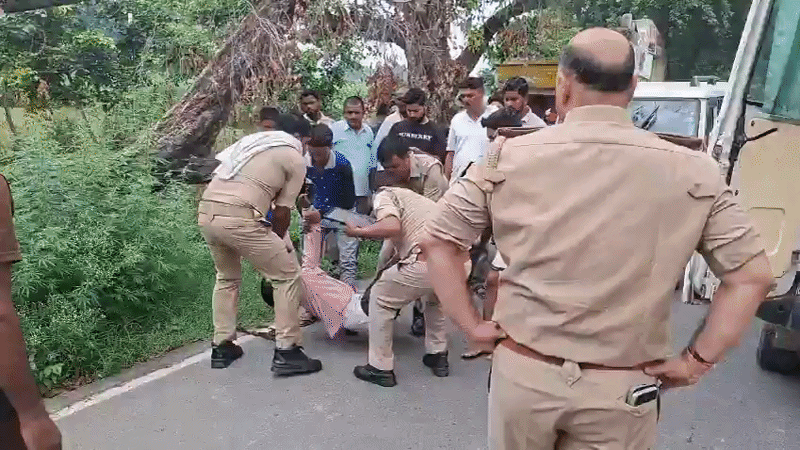 बोलेरो की टक्कर से दो की मौत, एटा से दवा लेकर लौट रहे थे घर
