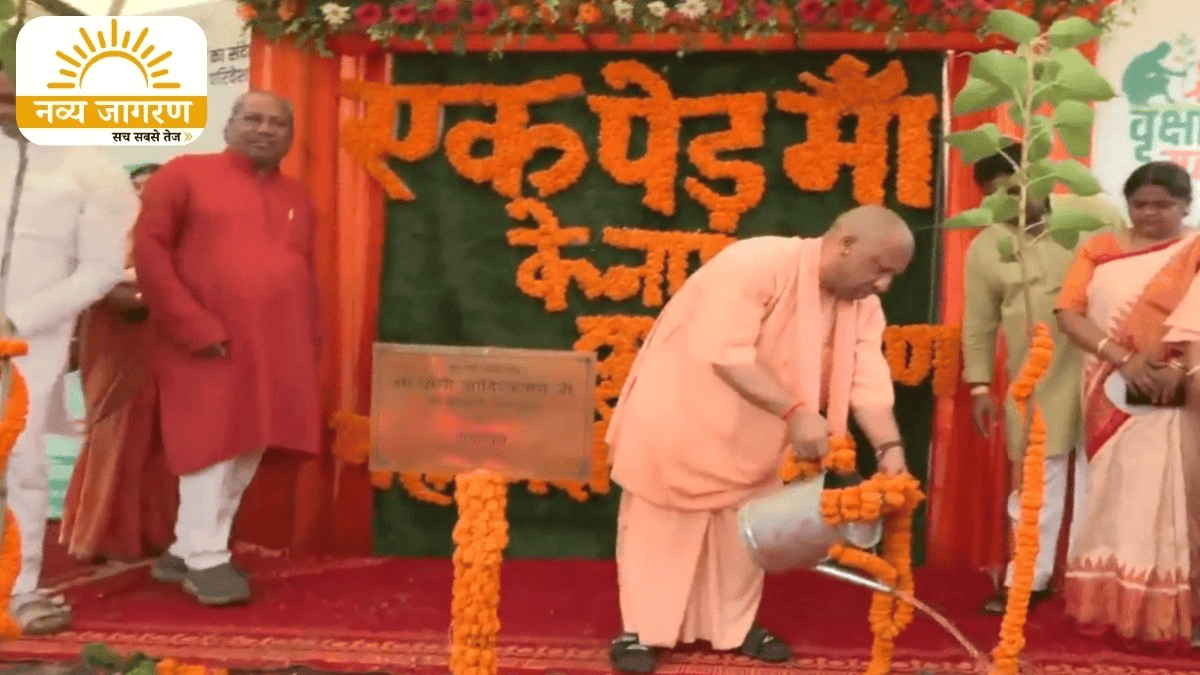सीएम ने लगाए त्रिवेणी पौधे, प्रदेश में 35 करोड़ पौधे लगाने का लक्ष्य