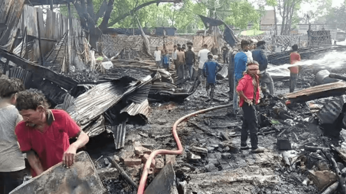 डेढ़ घंटे की मशक्कत के बाद पाया काबू, आसपास के गोदाम सुरक्षित