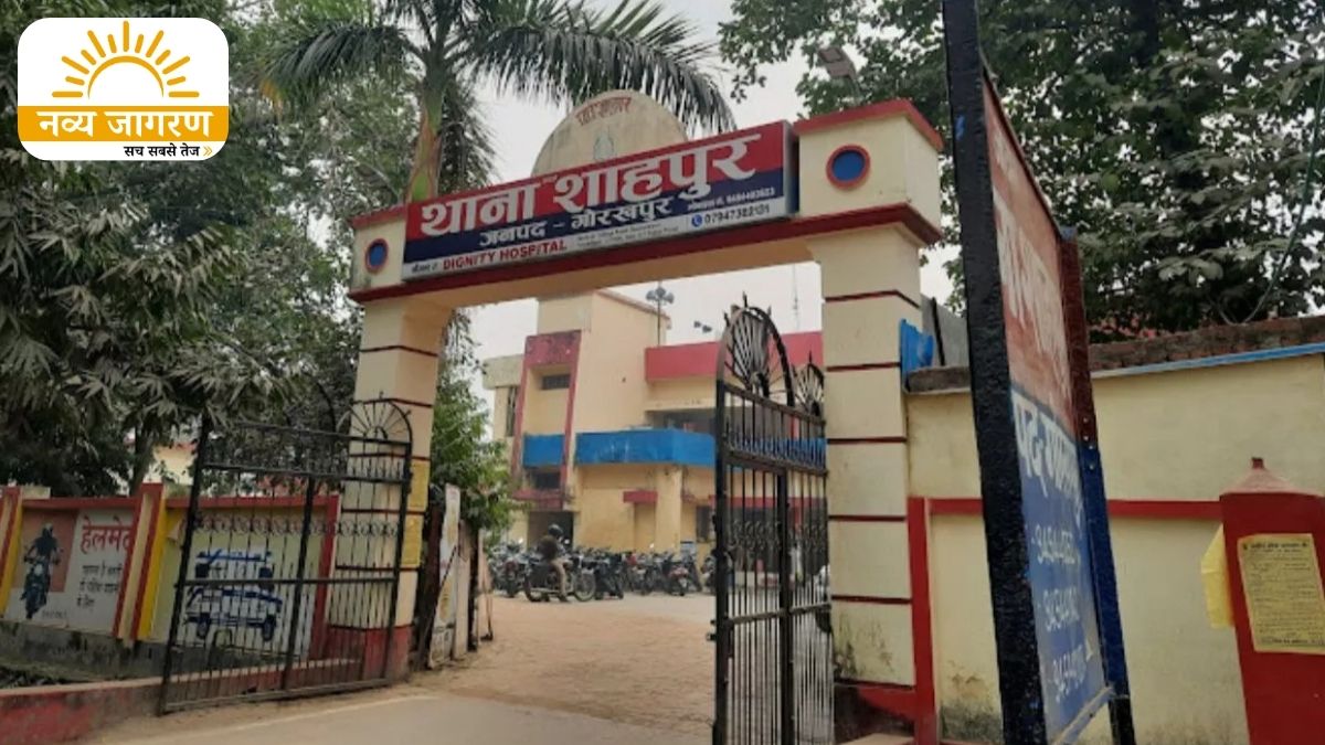 बारिश के कारण दुकान में रुके, सीसीटीवी में कैद हुए बदमाश