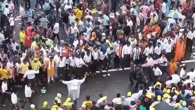 दो श्रद्धालुओं की मौत, बारिश के बाद अचानक बढ़ी भीड़