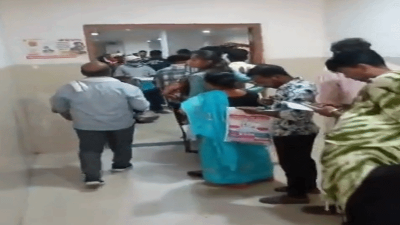 4 महीने से वेतन न मिलने पर कार्य बहिष्कार, कलेक्ट्रेट तक किया प्रदर्शन