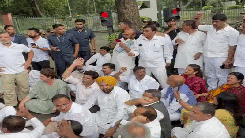 राहुल-प्रियंका धरने पर बैठे, हिरासत में कई कार्यकर्ता