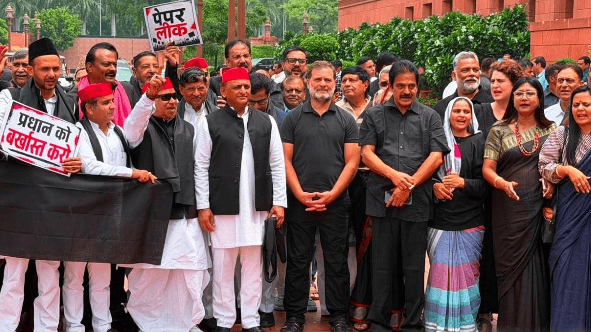 काले कपड़े पहनकर पहुंचे विपक्षी सांसद, सदन की कार्यवाही दो बार स्थगित
