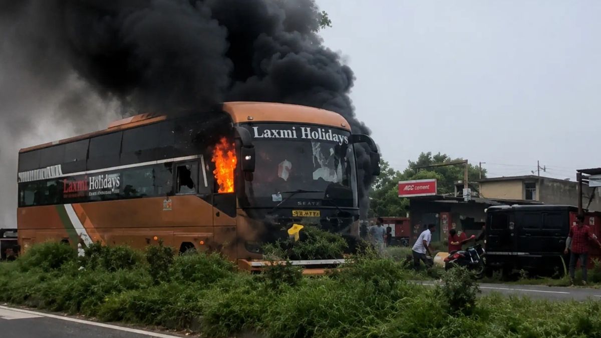 200 फीट तक घसीटा वाहन, गुस्साई भीड़ ने फूंकी बस 