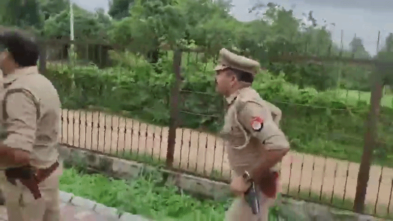 SHO ने पुतला दहन के दौरान निकाली सर्विस पिस्टल, 40 सपाइयों पर केस दर्ज