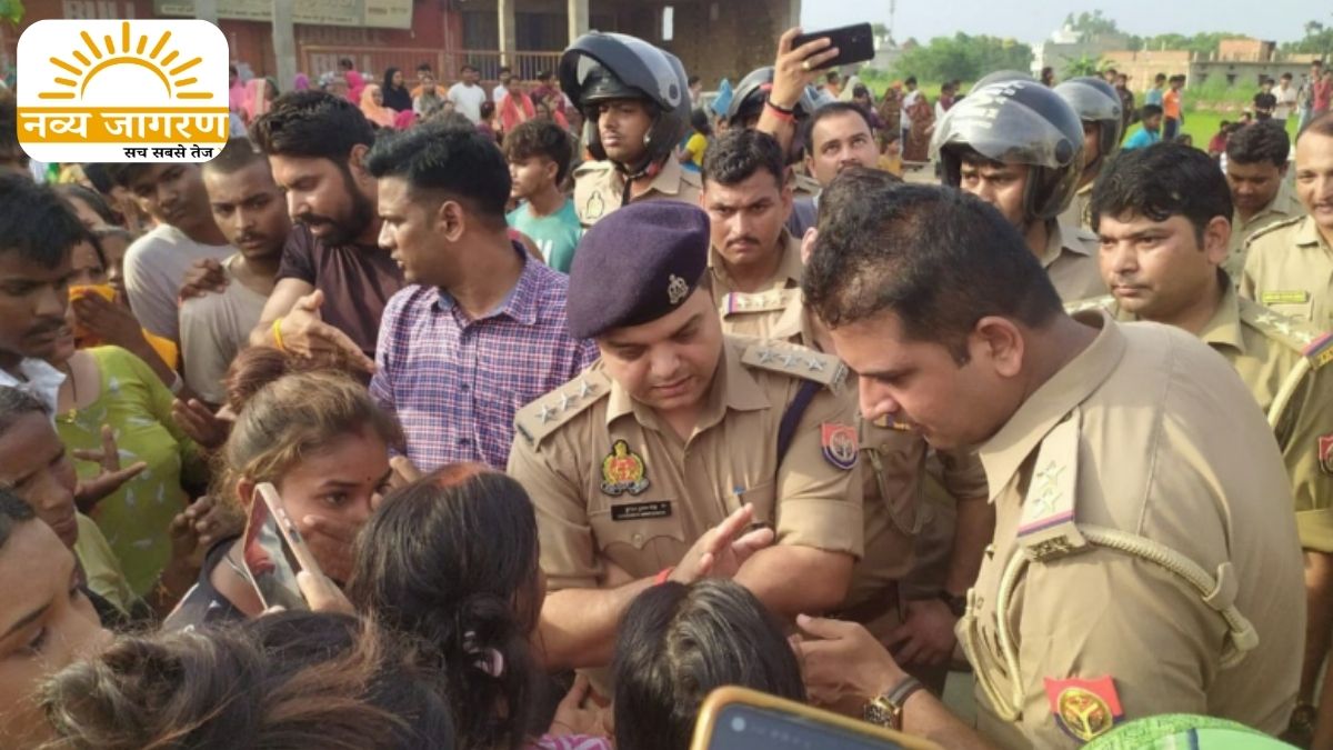 परिजनों ने सड़क पर शव रखकर किया प्रदर्शन, आरोपियों की गिरफ्तारी के साथ आ​​र्थिक सहायता की मागं 
