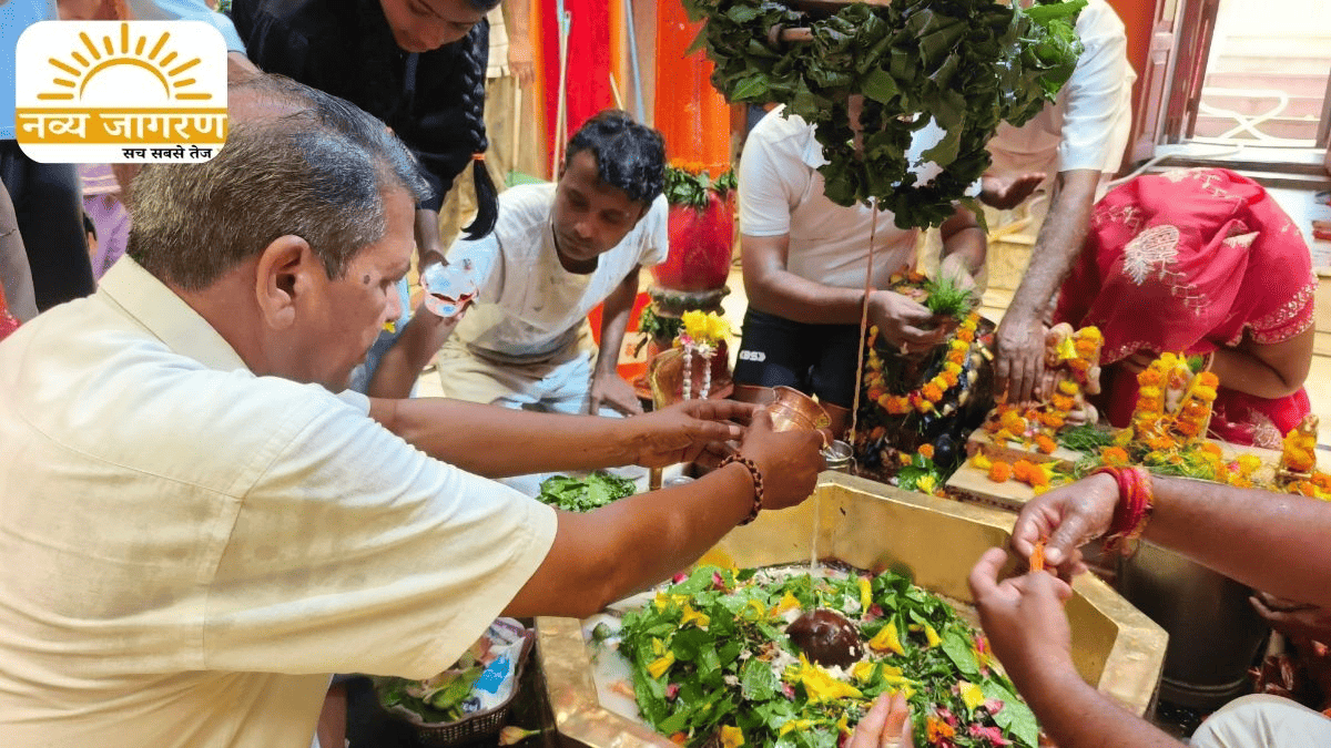 मुक्तेश्वरनाथ में उमड़ा आस्था का सैलाब, भक्तों ने शिवलिंग पर चढ़ाया जल