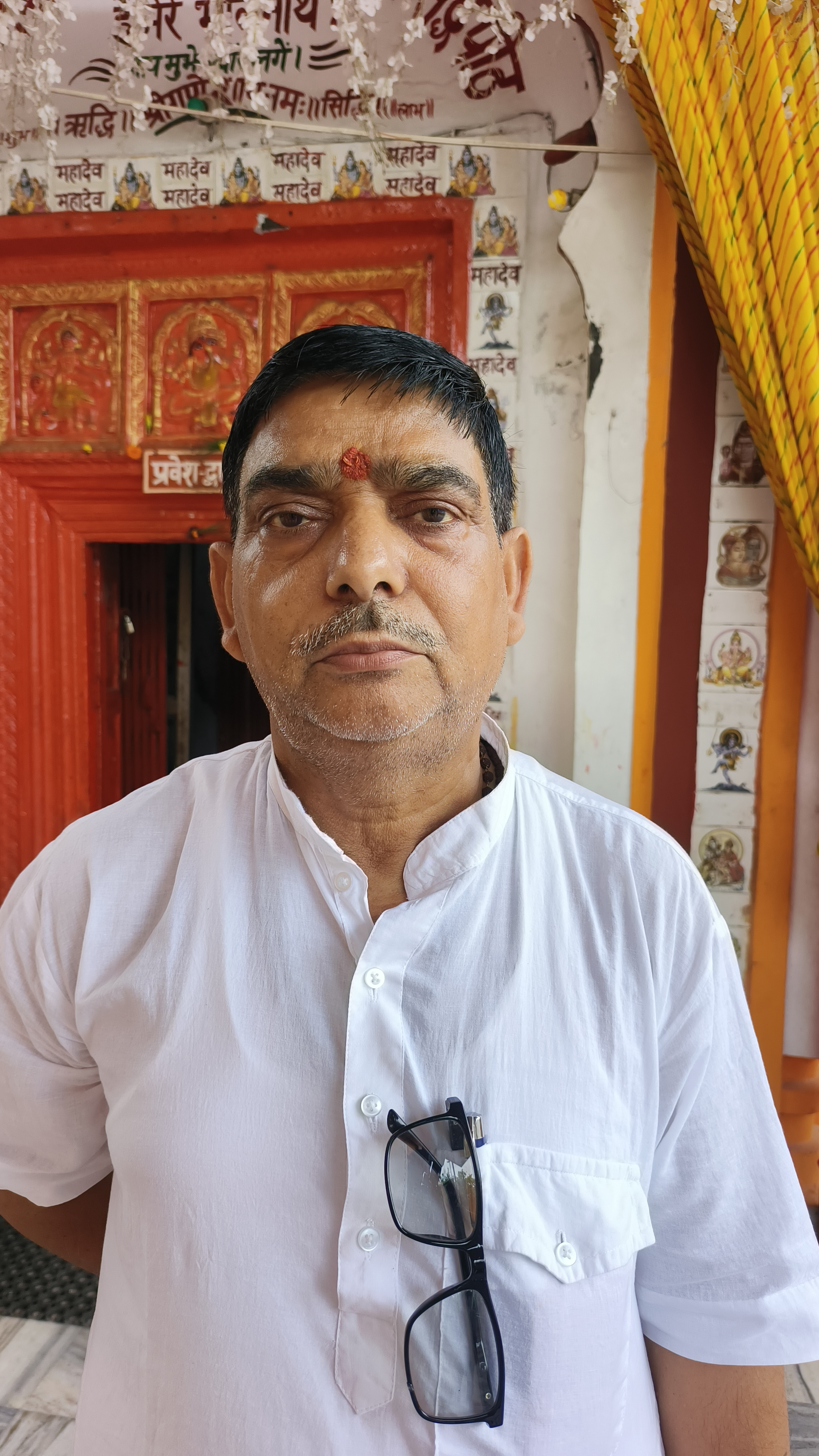 पुजारी राजेश कुमार मिश्र।