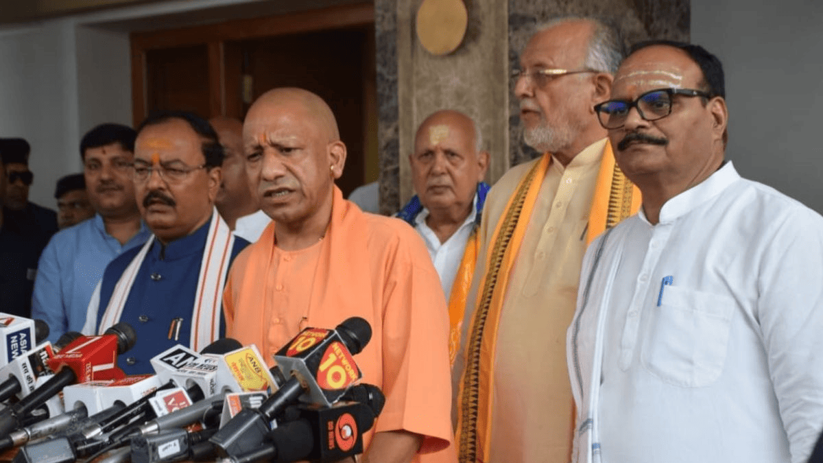 विधानसभा के बाहर सपा-कांग्रेस का प्रदर्शन, विपक्ष ने सरकार को घेरा