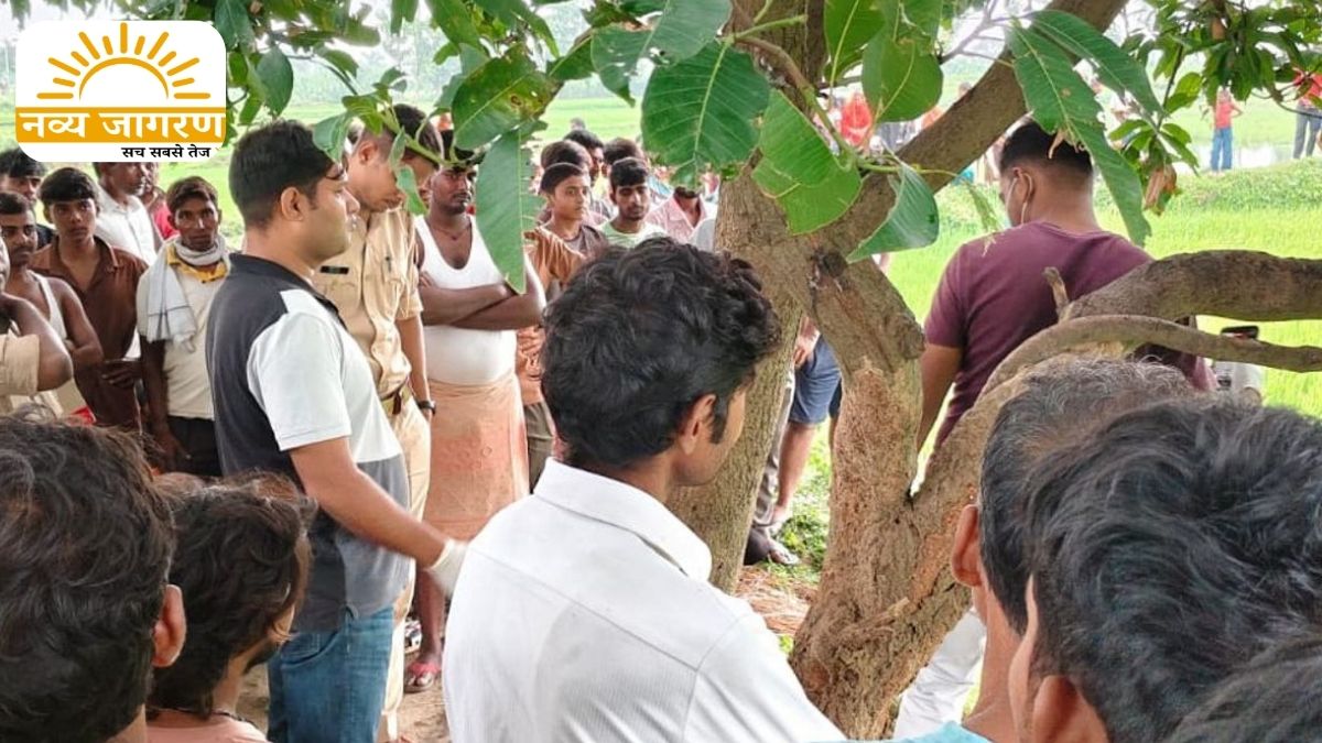 पेड़ से लटका मिला शव, फोरेंसिक टीम ने जुटाए साक्ष्य
